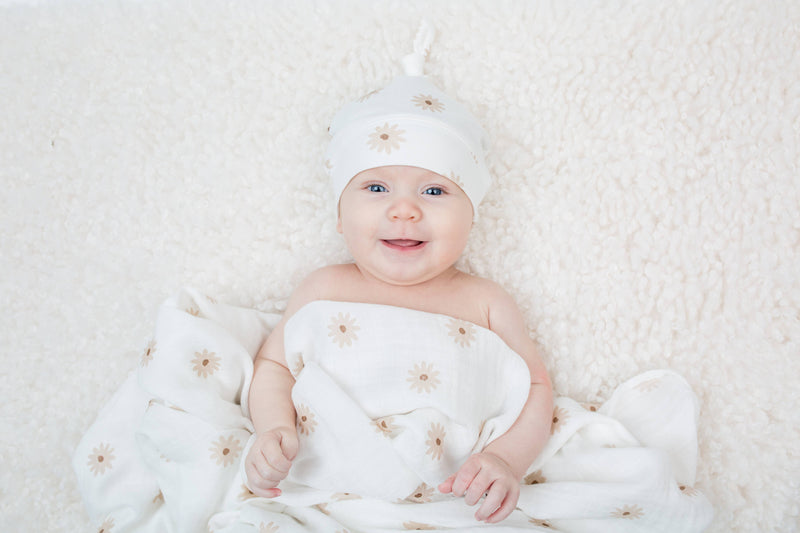 Hello World Blanket & Knotted Hat - Daisies